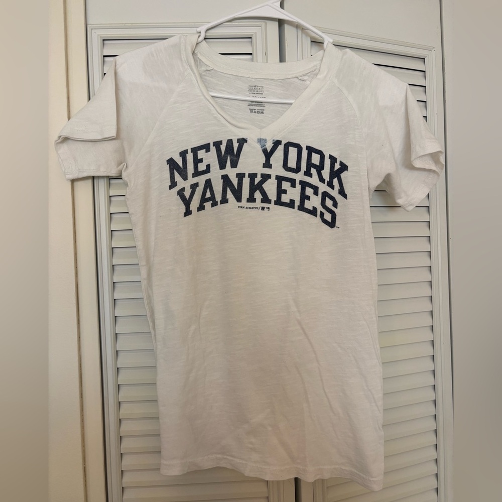 5/$15! New York Yankees v-neck T-Shirt. White with navy lettering